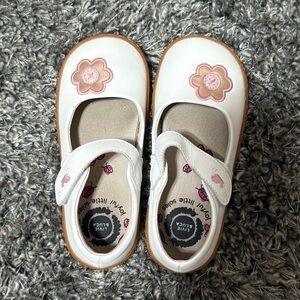 EUC Livie & Luca White Dress Shoes with Pink Floral Accent sz. 11
